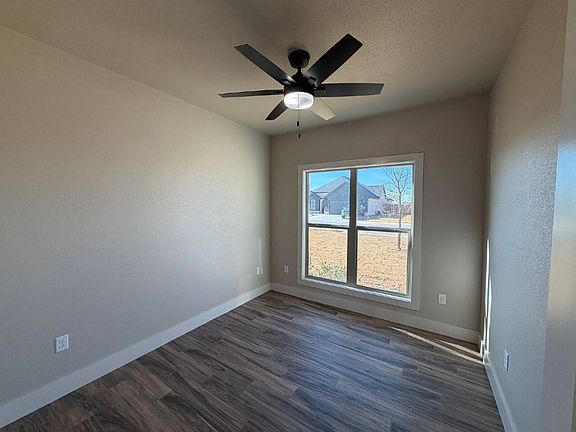 5th image of 406 Essex Ln