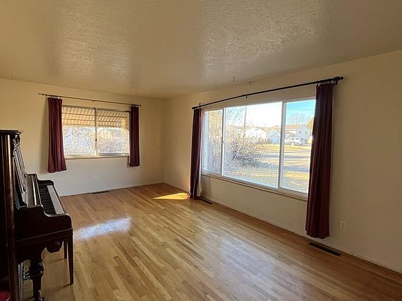 3rd image of 120 W 26th St
