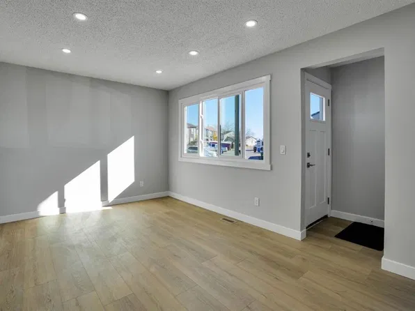 99 E Penworth Close SE, Calgary, AB T2A 5N4