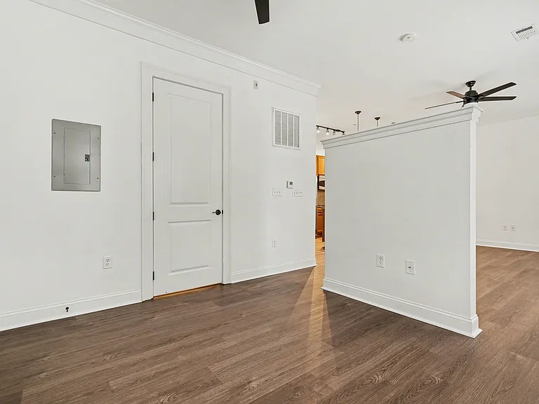 2810 Selwyn Ave #124 — Photo 7