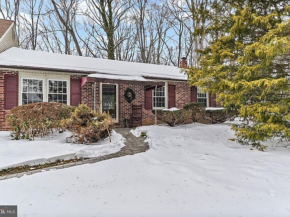 2nd image of 7 Dogwood Dell Dr