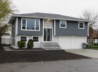 424 Kansas St, Lindenhurst, NY 11757