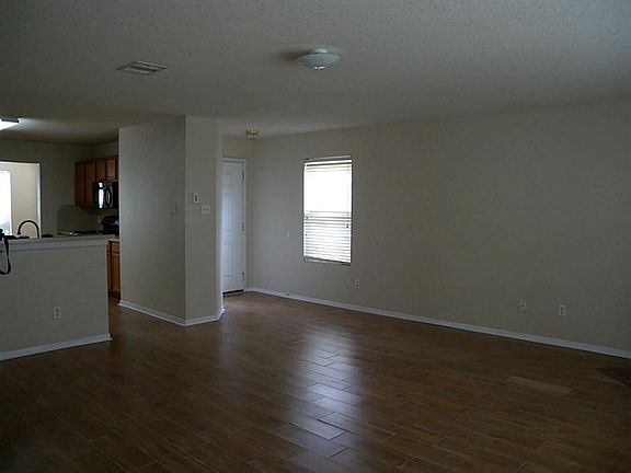 4th image of 3115 Barkers Crossing Ave