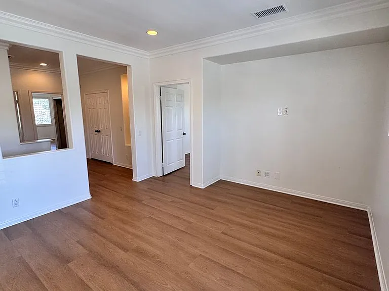 326 Manila Ave — Photo 40