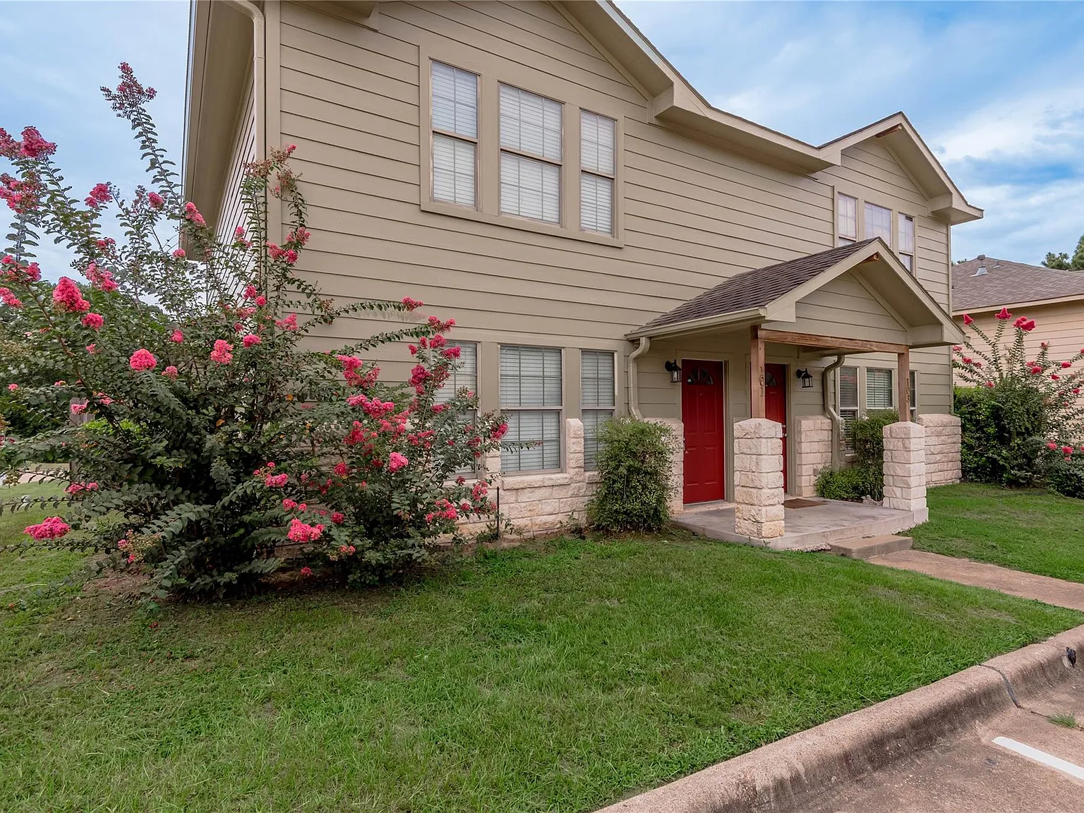 3 bed, 3.0 bath, 1382 sqft, $1,500 — Photo 2