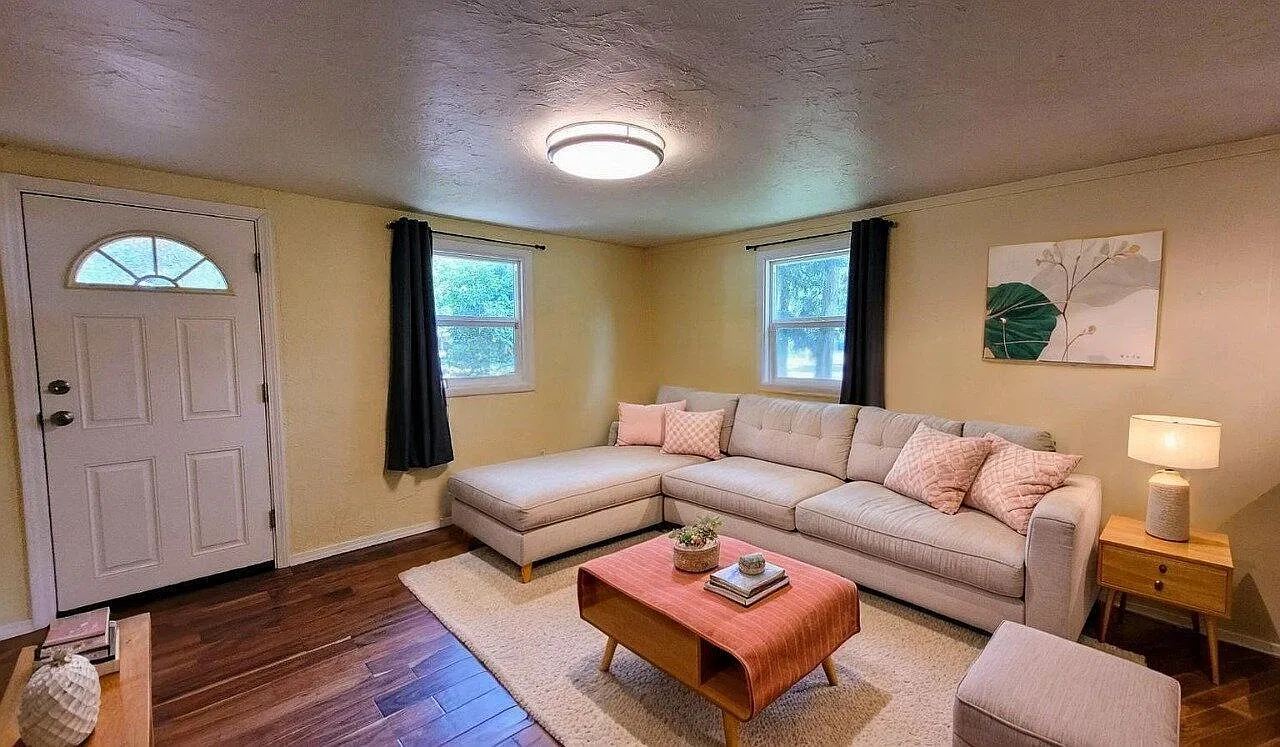 3 bed, 1.0 bath, 940 sqft, $1,650 — Photo 1