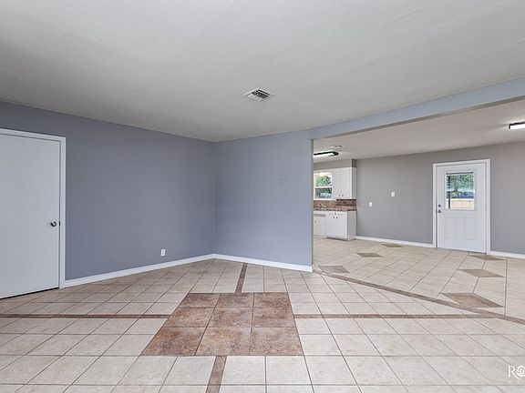 5th image of 3101 Woodlawn Dr