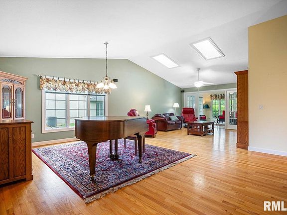 3rd image of 1327 W Lake Ave