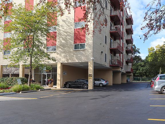 2nd image of 1005 Des Plaines Ave #A307