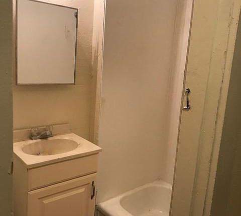 5th image of 818 1/2 N Ross Ave