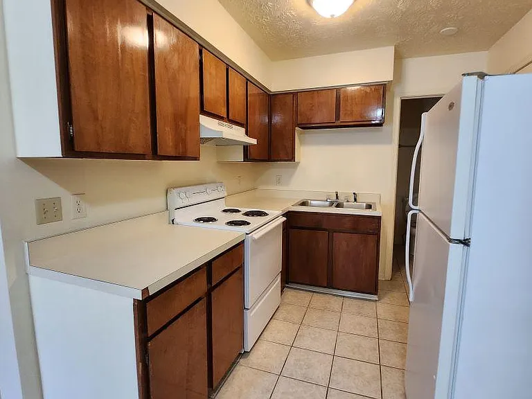 881 Newtown Ct #6 — Photo 5