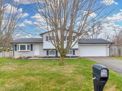9121 Sandyside Rd, White Lake, MI, 48386