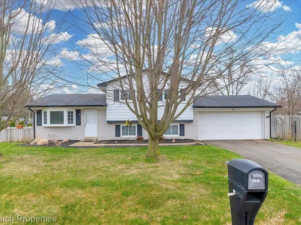 9121 Sandyside Rd, White Lake, MI 48386