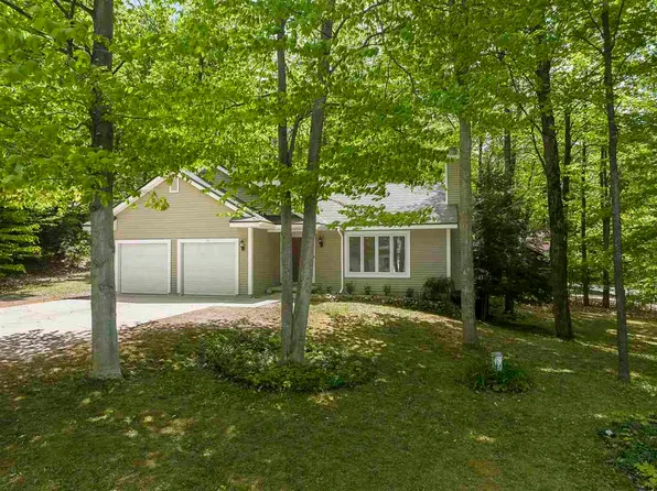 75 Wild Cherry Ln, Harbor Springs, MI 49740