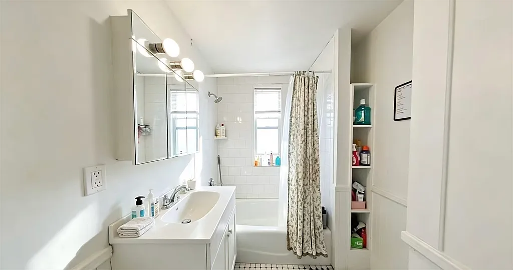3 bed, 1.0 bath, 1100 sqft, $3,000 — Photo 2