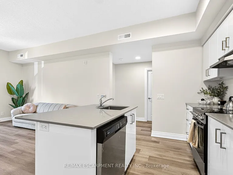 261 King St E #302 — Photo 13