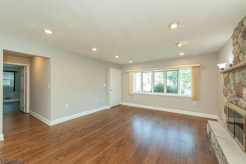 3 bed, 1.5 bath, $3,350 — Photo 4