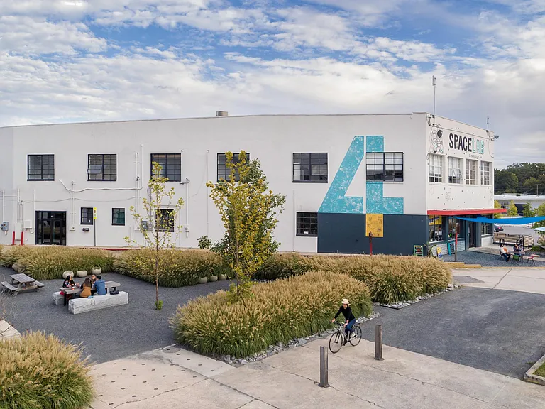 Neighborhood Amenity- Met Atlanta Creative Space

(Photo credit- W. Scott Chester provided by Carter)
