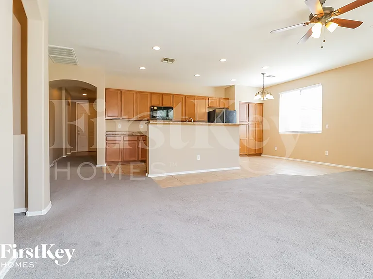7708 S 68th Dr — Photo 4