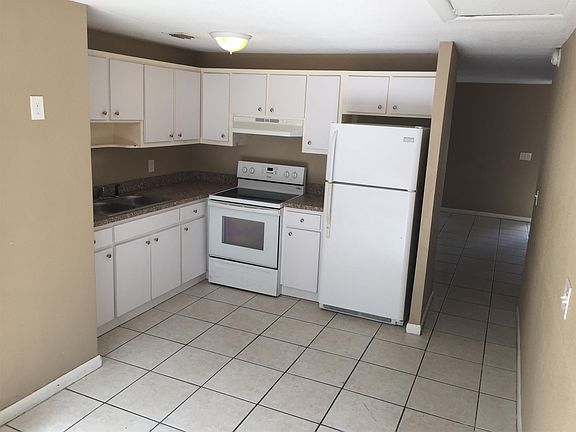 3rd image of 1403 College Park Ln APT A