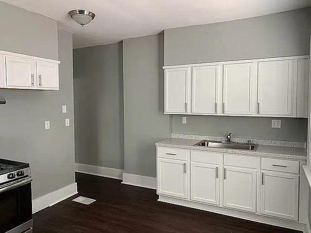 3 bed, 1.0 bath, 1500 sqft, $1,800 — Photo 2