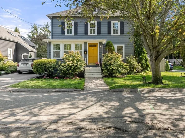 8 Old Salem Rd, Marblehead, MA 01945