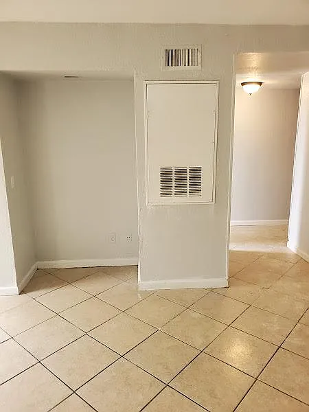 2 bed, 2.5 bath, 1420 sqft, $1,100 — Photo 2