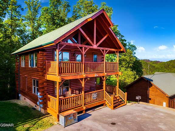 3rd image of 2739 Mountain Preserve Dr
