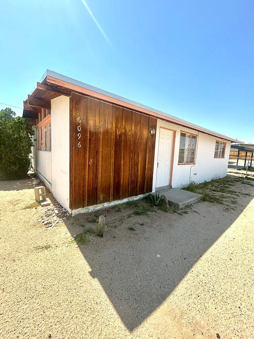 Eclectic 2 Bedroom 1 Bathroom Home — Photo 1