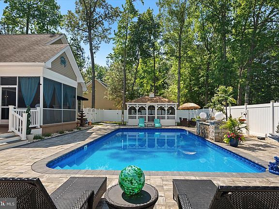 2nd image of 10 Boisenberry Ln