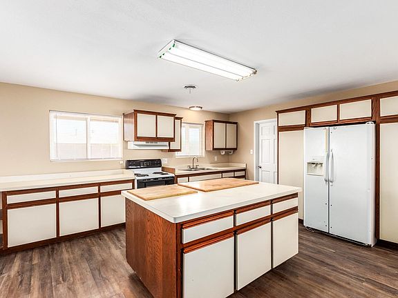 3rd image of 1201 E BARCELONA Avenue