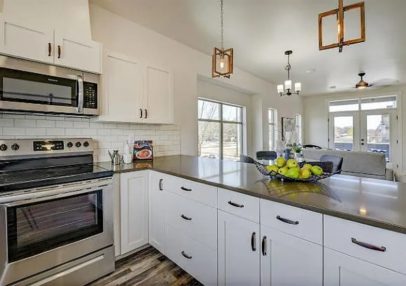 3bed/3.5bath Townhome, all appliances included, 2 car garage — Photo 4