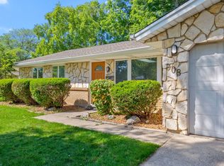 808 S Cedarcrest Dr, Schaumburg, IL 60193