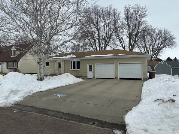 910 E 12th Ave, Mitchell, SD 57301