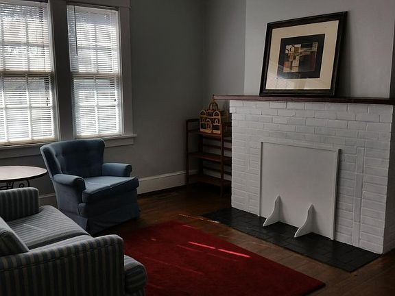 Living room (non functional fireplace)
