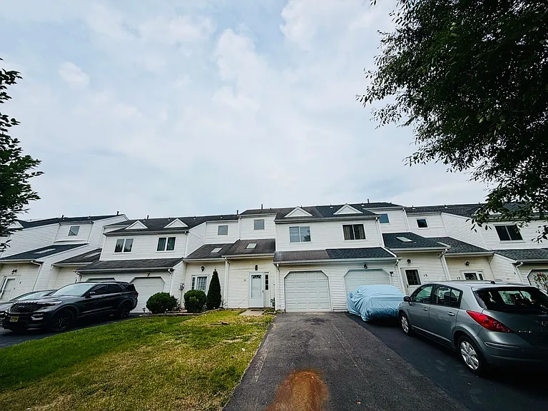 11 Saffron Dr — Photo 36