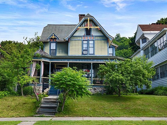 2nd image of 608 E Gansevoort St