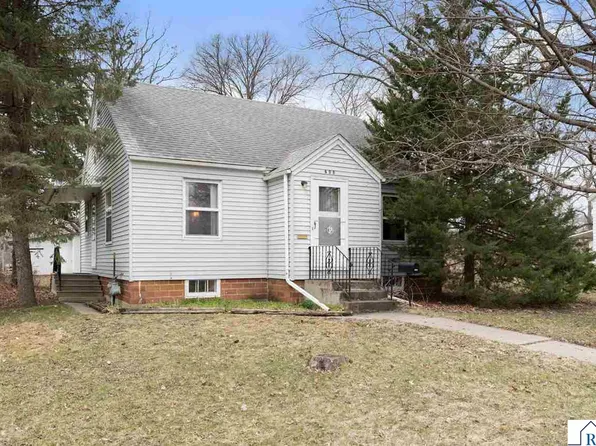 608 8th St SE, Waseca, MN 56093