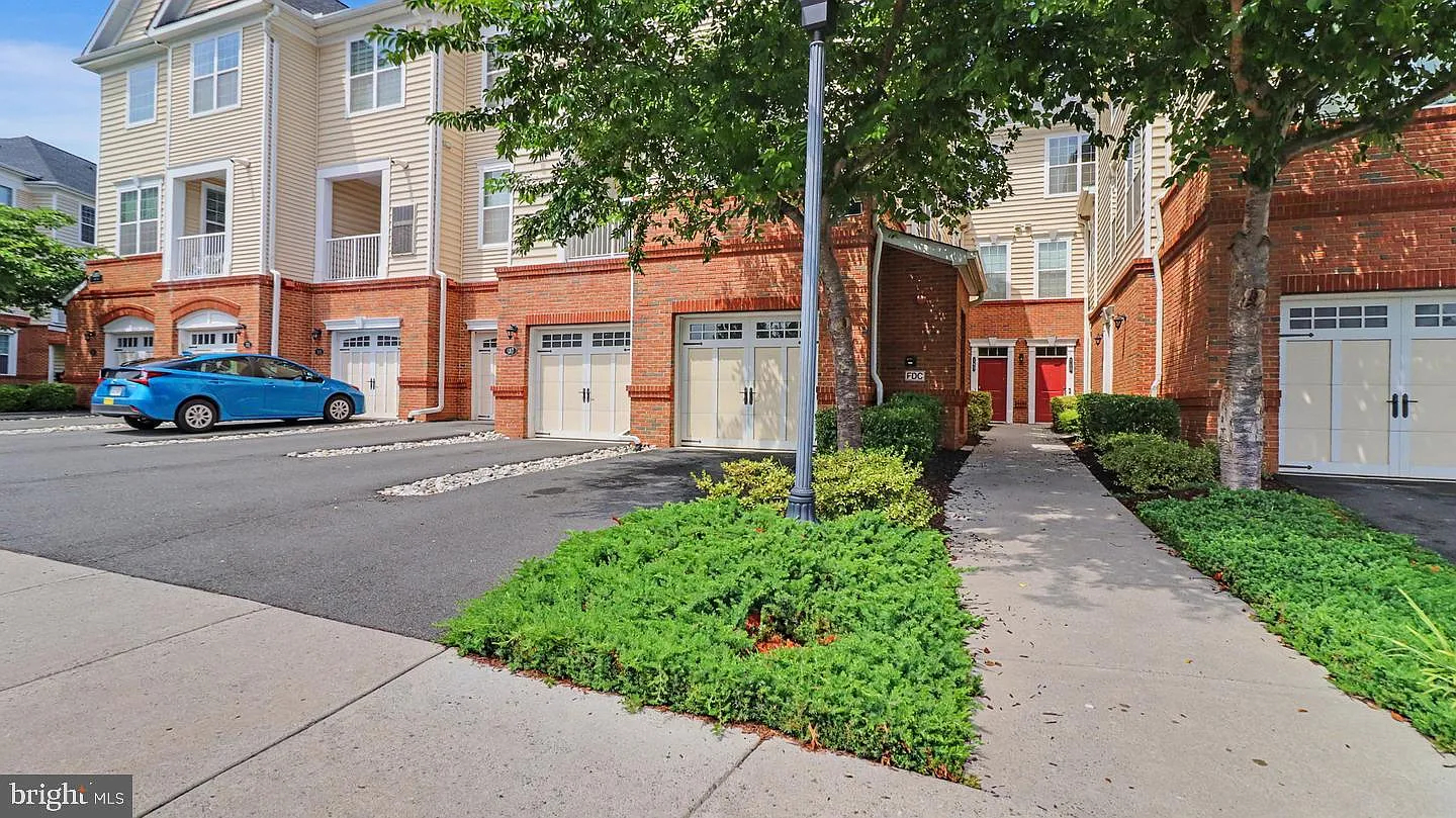 2 bed, 3.0 bath, 1470 sqft, $3,000 — Photo 2