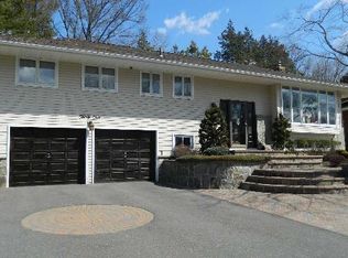 32 Prescott Pl, Old Bethpage, NY 11804