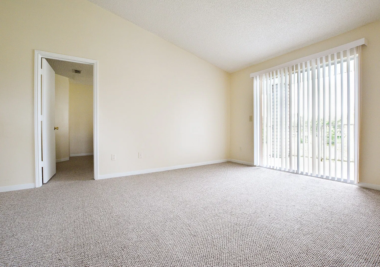 Charming 2 Bed 2 Bath Second Floor Gated Condo for Rent in Lake Mary, FL! Lake View! — Photo 2