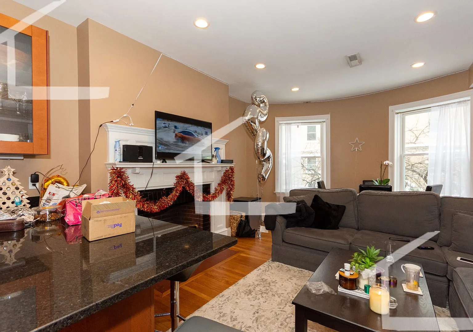 Huge 4 bed 2 bath near BU and the Green Line! — Photo 1
