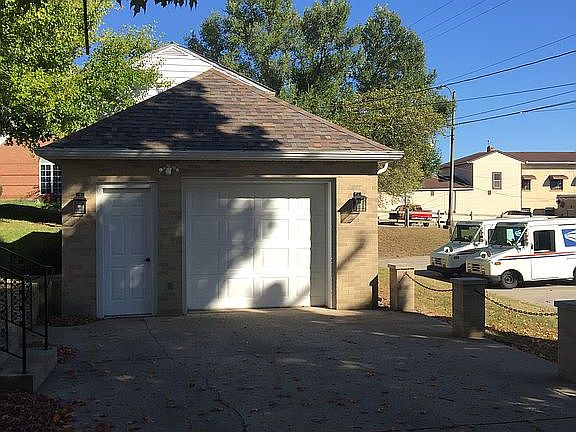 4th image of 11 W College St