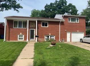 10 Cardinal Ln, Carpentersville, IL 60110