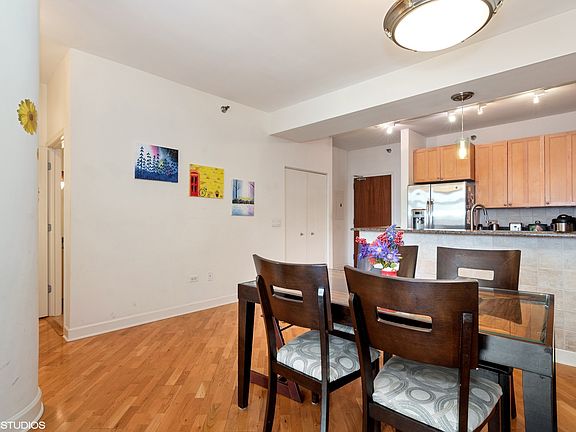 5th image of 1322 S Prairie Ave #G33