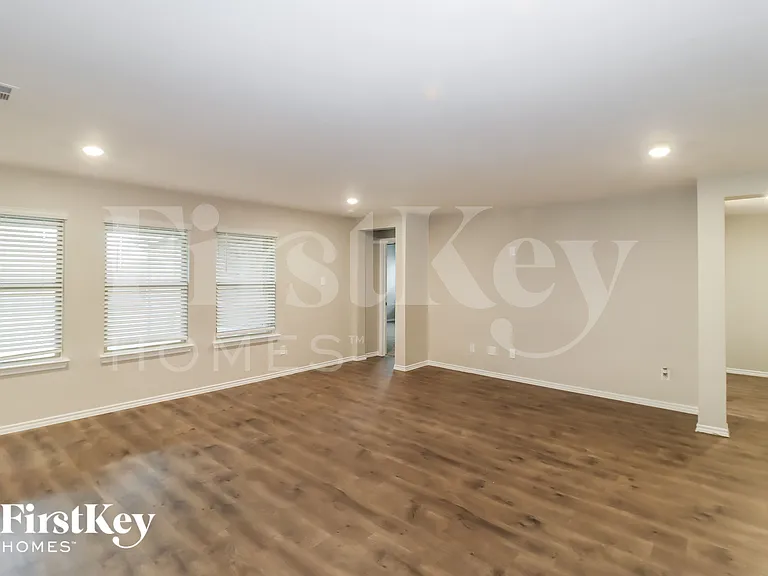1539 Owen Way — Photo 3