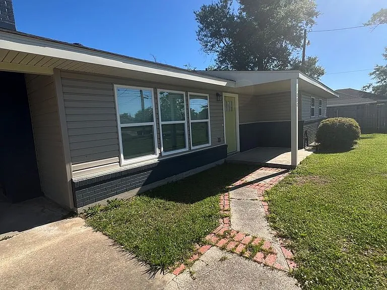 1002 Holly St — Photo 3