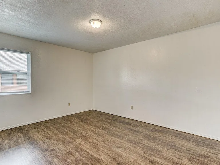 1403 Glen Oaks Ct — Photo 10