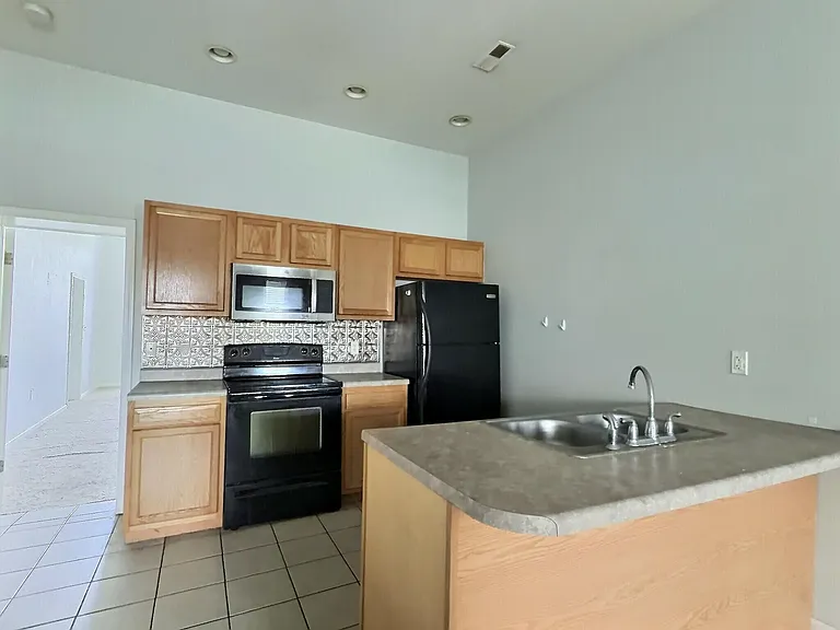 417 E Spring St #B — Photo 4