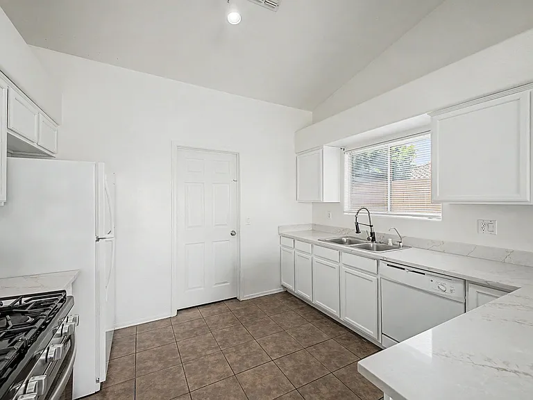 930 E Harwell Rd — Photo 9